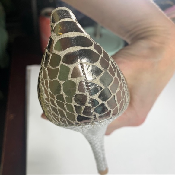 BCBG Paris silver gold snake skin leather heels round toe disco size 8 - Picture 10 of 11